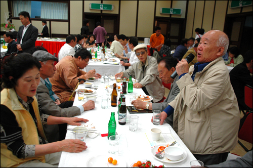 김동수 박사가 15일 저녁 부산일보사 강당에서 열린 "부산지역 민주통일인사 스승의 날" 행사에 참석해 인사말을 하고 있다.