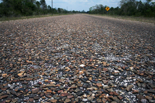 자전거 세계일주 중 최악의 아스팔트 도로. 곳곳에 널려진 날카롭고 거친 돌들이 펑크의 위험요소가 된다. 