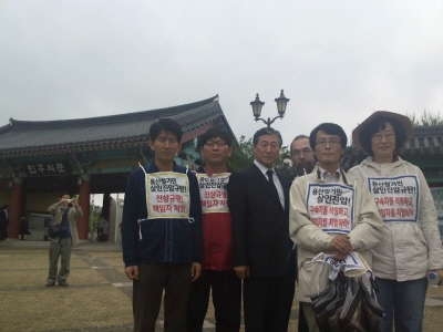 고 제정구 의원의 친형님이신 제정호님과 함께(가운데 정장)