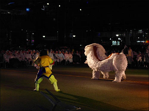 식후 공연으로 부산역 광장에서 '사자춤' 공연이 펼쳐졌다.