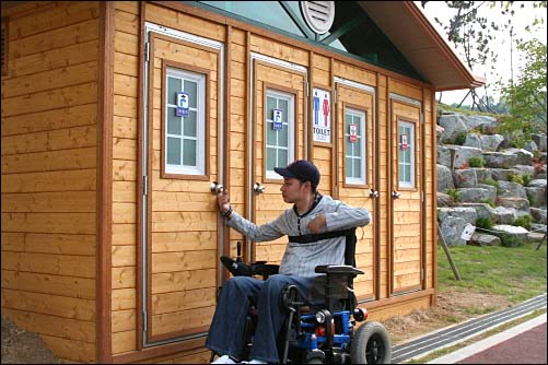 편의시설 미비로 장애인이 쌍용공원 화장실을 이용 못하고 있다.
