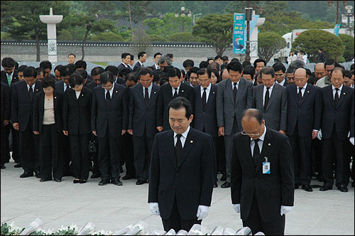 17일 오후 정세균 민주당 대표가 당원들과 함께 광주 망월동 국립묘지를 참배했다.