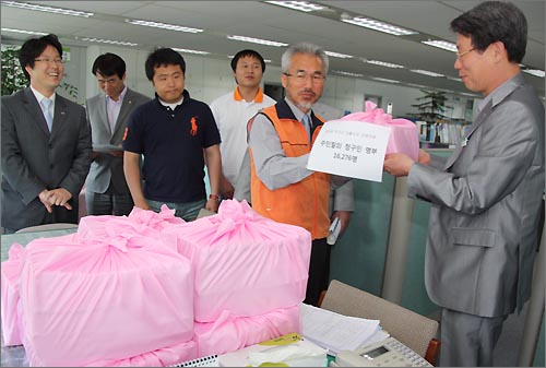  대전시 자치행정과에 대전시민 1만6276명의 청구인명부를 제출하고 있는 '대학생 학자금 대출이자 지원 조례제정 주민발의 대전운동본부' 대표단.