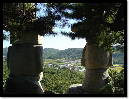 석불입상 뒷모습 석불 뒤에서 보면 앞이 훤하게 내려다보여 길손들의 안녕과 평안을 빌었을 것 같다