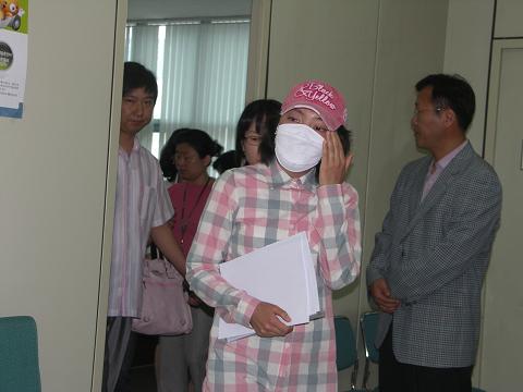 근로복지공단 천안지사 자문의 협의회에서 박지연, 김옥이씨가 최후 진술을 마친 후 회의장을 나오고있다.