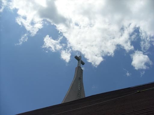 ...푸르른 5월...비온 뒤 더욱 푸르러진 하늘에 흰구름이 둥실~교회 십자탑 위로 펼쳐지고...