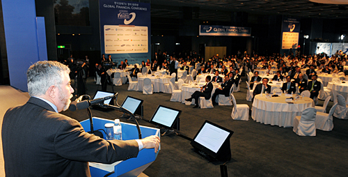 19일 하얏트호텔에서 열린 세계 경제금융 컨퍼런스의 참석자들이 폴 크루그먼 프린스턴대 교수가 주제발표를 듣고 있다.
