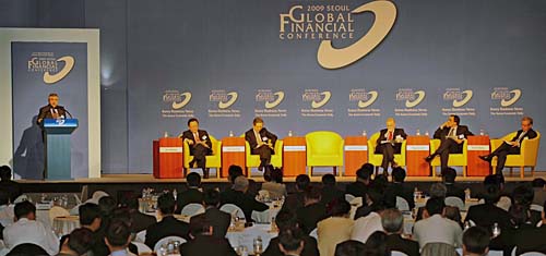 19일 서울 하얏트 호텔에서 열린 세계경제금융 컨퍼런스의 참석자들이 폴 크루그먼 프린스턴대 교수의 주제발표를 듣고 있다.