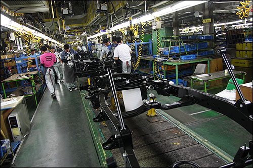 20일 오후 경기 평택시 칠괴동 쌍용자동차 공장에서 노동자들이 생산 차량을 조립하고 있다.