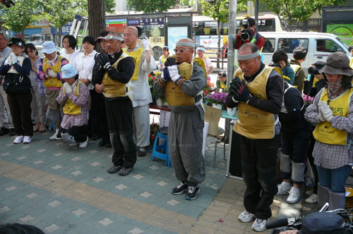 용산참사 현장 도착 제105일차 오체투지 순례 오후 구간인 용산참사 현장을 지날 때 순례단은 분향소 안에 들어가 조문을 하고 유족들을 위로했다. 유족들을 위로하면서 전종훈 신부는 눈물을 흘리기도 했다. 