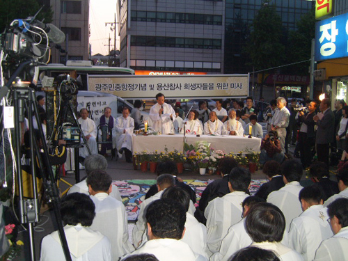 감동적인 미사 강론 서울교구 일원동성당 안충석 신부님이 감동적인 강론으로 신자들의 심금을 울렸다.  