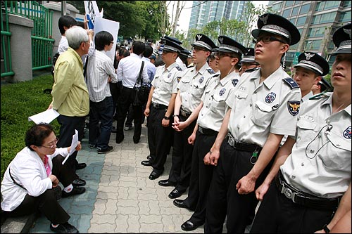 지난 5월 20일 '민주주의수호 공안탄압저지 시민사회단체 네트워크' 회원들이 경찰들에게 둘러싸인 채 서울 미근동 경찰청사 앞에서 '21세기판 긴급조치 규탄 기자회견'을 개최하려고 하고 있다(자료사진)