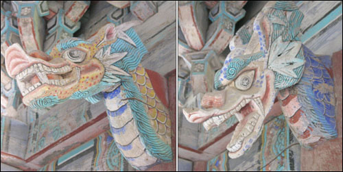 가지산 보림사에서 만난 용 두 마리. 여의주 하나를 물고 있는 용(왼쪽)과 그렇지 않은 용(오른쪽).