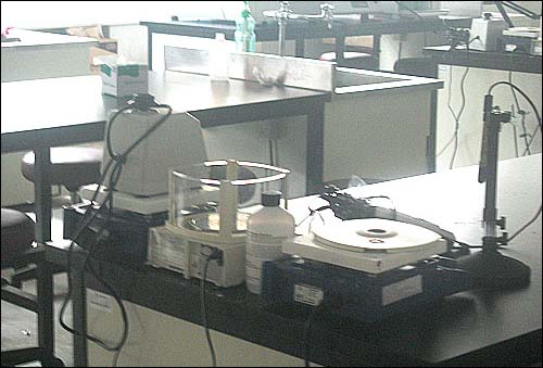고려대학교 이공계열 실험실. 낙후된 실험장비들이 실험실에 방치되어있다.