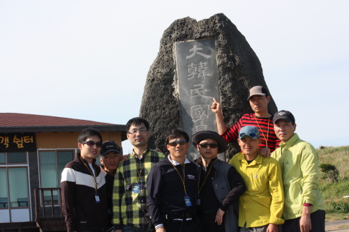 "대한민국 최남단"이라고 적힌 마라도 비문에서 기념촬영중인 여천NCC 에틸렌3담당 교대B조원들과 함께!