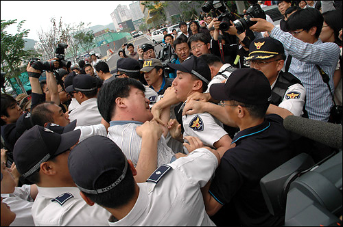 노무현 전 대통령이 23일 서거한 가운데, 양산부산대병원 장례식장 주변에서 한 40대 시민이 언론 보도를 비난해 중앙 일간지 사진기자와 몸싸움이 벌어졌다.