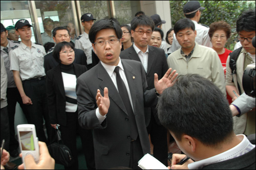 백원우 의원과 김현 민주당 부대변인이 23일 오후 양산부산대병원 장례식장 앞에 나와 시민들을 향해 "노무현 전 대통령의 빈소는 봉하마을에 차릴 것"이라고 말했다.