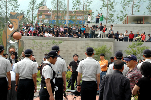 노무현 전 대통령이 서거한 가운데, 23일 오후 양산부산대병원 장례식장 앞에 많은 시민들이 나와 지켜 보고 있다.