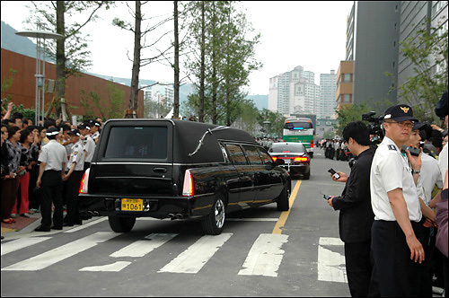 23일 서거한 노무현 전 대통령의 시신을 태운 영구차가 양산부산대병원 장례식장을 나가고 있다.
