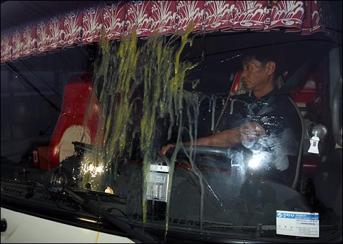 봉하마을에 이회창 자유선진당 총재가 노무현 전 대통령을 조문하러 마을에 들어서자 시민들이 계란을 던져 이 총재가 탄 차가 되돌아가고 있다.