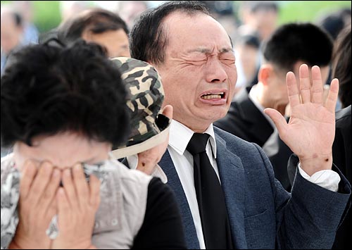 노무현 전 대통령이 서거한 가운데 24일 오전 경남 김해시 봉하마을회관 앞에 마련된 임시분향소를 찾은 추모객들이 오열하고 있다.