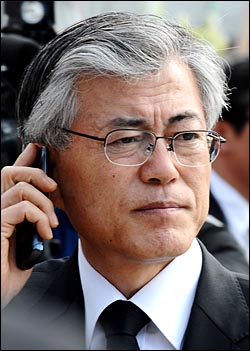 문재인 전 비서실장이 24일 노무현 전 대통령 빈소가 마련된 경남 김해 봉하마을에서 전화통화를 하고 있다.