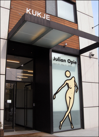 줄리안 오피전이 열리는 소격동 국제갤러리신관 입구. 동그라미와 선만으로 인체를 그리고 그래픽기법을 사용하고 있다.