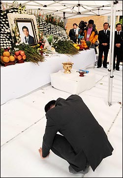 노무현 전 대통령 서거 이틀째인 24일 김해 진영읍 본산리 봉하마을 분향소에서 한 조문객이 주저앉아 오열하고 있다.