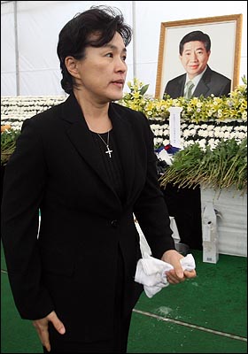 강금실 전 법무장관이 24일 오후 경남 김해시 봉하마을에 마련된 노 전 대통령의 분향소에서 헌화를 한뒤 분향소를 나서고 있다.