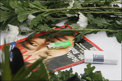 노무현 전 대통령 서거 2일째를 맞이한 24일 경남 김해 봉하마을에 마련된 빈소에 노무현 전 대통령이 사진이 실린 잡지 위에 담배가 올려져 있다.