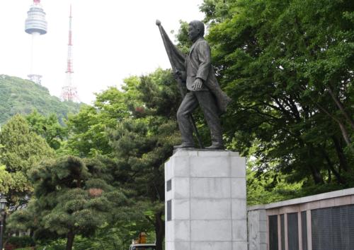 안중근 의사 동상/ 남산 서편 백범 광장 위쪽.남산도서관 옆