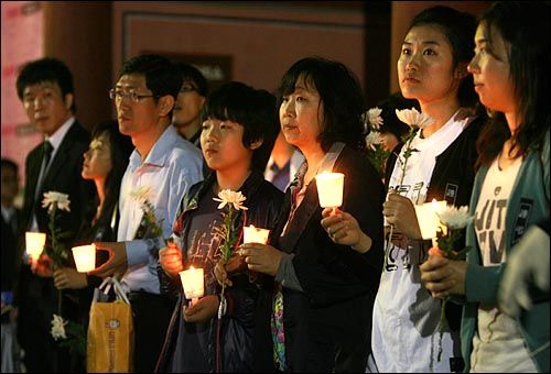 24일 밤 고 노무현 전 대통령 분향소가 마련된 서울 덕수궁앞에 국화꽃과 촛불을 든 시민들이조문 순서를 기다리고 있다.