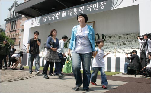 25일 오전, 서울역 앞 노무현 전 대통령 국민장 분향소에서 한 어린이가 분향을 마치고 엄마와 함께 나오고 있다.