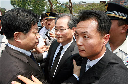 2009년 5월 25일 오전 서울역사박물관에 마련된 노무현 전 대통령 국민장 분향소를 찾은 임채진 검찰총장이 조문한 뒤 경찰 호위를 받으며 황급히 분향소를 빠져나가고 있다.