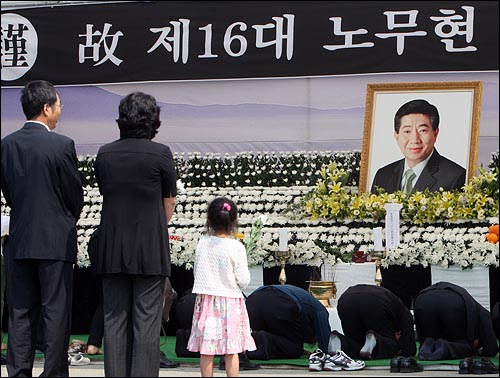 노무현 전 대통령 서거 사흘째인 25일 오전 경남 김해시 봉하마을에 마련된 노 전 대통령의 분향소에서 시민들이 조문하고 있다.