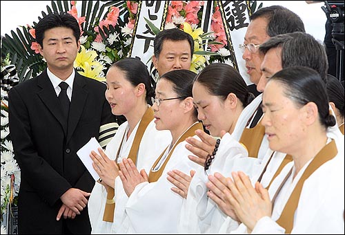 노무현 전 대통령 서거 사흘째인 25일 오전 경남 김해시 봉하마을에 마련된 노 전 대통령의 분향소에서 노 전 대통령 아들 노건호씨가 원불교 중앙총부 교무들의 조문을 받고 있다.