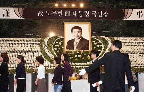 25일 서울역사박물관에 마련된 노무현 전 대통령 국민장 분향소에 노 전 대통령을 추모하는 시민들의 발길이 이어지고 있다.