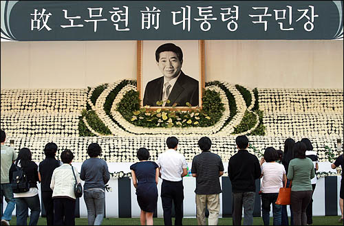 25일 서울역에 마련된 노무현 전 대통령 국민장 분향소에 노 전 대통령을 추모하는 시민들의 발길이 이어지고 있다.