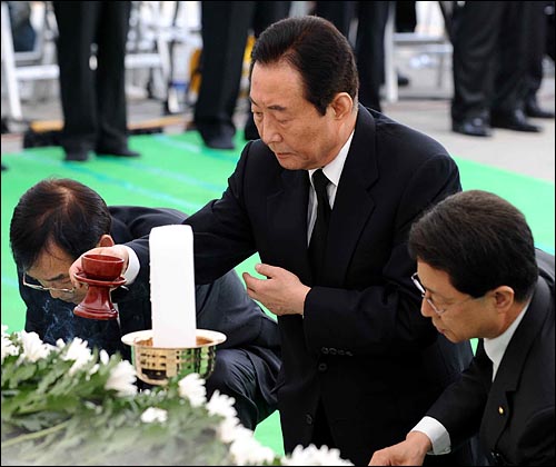  25일 오후 노무현 전 대통령의 빈소가 차려진 경남 김해시 진영읍 봉하마을 분향소를 방문한 고 건 전 부총리가 조문을 하고 있다.