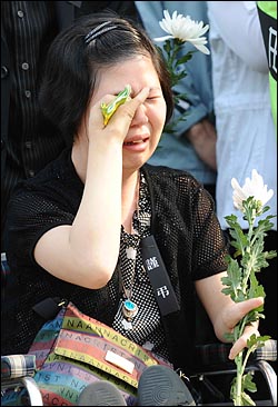 25일 오후 노무현 전 대통령의 빈소가 차려진 경남 김해시 진영읍 봉하마을 분향소에서 두손가락 피아니스트 이희아양이 오열하고 있다.