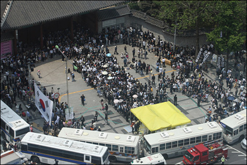 5월 24일 서울 광장 모습....23일보다 앞쪽 전경버스 차벽이 한줄 더 생겼다