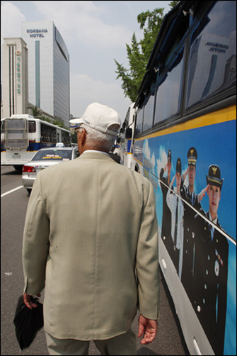 5월 24일 서울 광장 모습....23일보다 앞쪽 전경버스 차벽이 한줄 더 생겼다