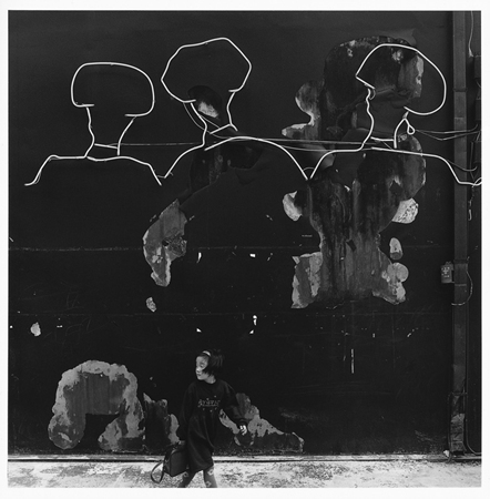  여인들과 소녀, 36 x 36cm, gelatin silver print, 압구정, 1994