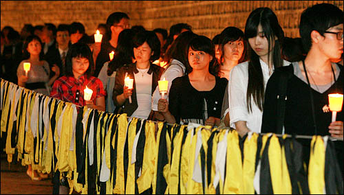 노무현 전 대통령을 추모하기 위해 25일 밤 서울 덕수궁 대한문 앞 분향소를 찾은 시민들이 촛불을 들고 덕수궁 돌담길을 따라 줄지어 분향 차례를 기다리고 있다. 