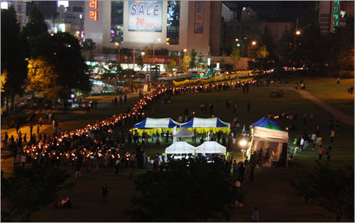 노무현 전 대통령 서거 셋째날 밤. 조문을 위해 서대전시민공원에 몰려 든 시민들의 촛불행렬이 길게 늘어서 있다.