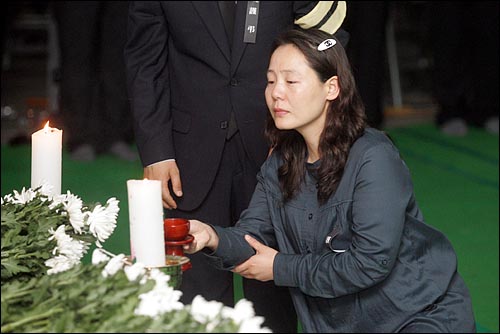  25일 저녁 노무현 전 대통령의 빈소가 마련된 경남 김해 봉하마을회관 앞에 먀련된 빈소에서 임수경씨가 잔을 올리고 있다. 