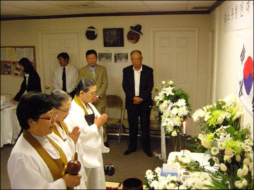 워싱턴 원불교 교감, 교무님들이 추모 예불을 드리고 있다.