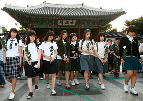 26일 서울 덕수궁앞에 마련된 고 노무현 전 대통령 분향소에 교복을 입은 여학생들이 국화꽃을 들고 조문하고 있다.