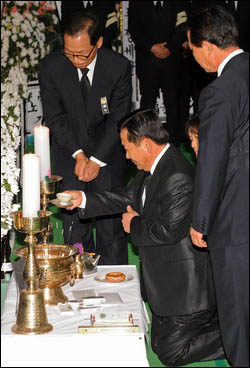 보석으로 풀려난 강금원 창신섬유 회장이 26일 저녁 경남 김해 봉하마을 고 노무현 전 대통령 빈소에서 조문하고 있다.