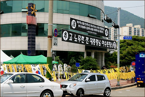  추모 글을 담은 노란리본이 바람에 나부낀다. 